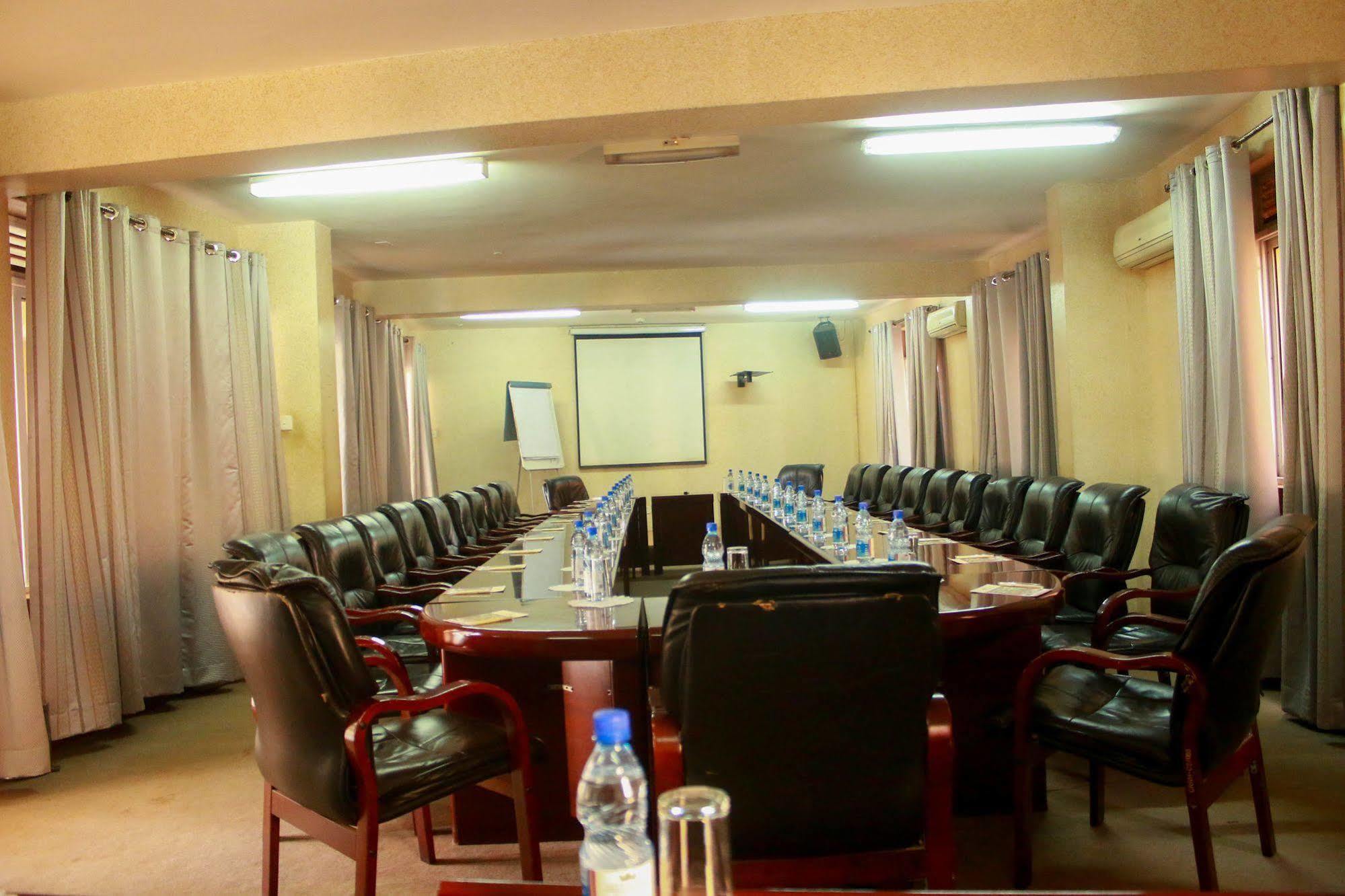 City Royal Resort Hotel Kyambogo  Luaran gambar