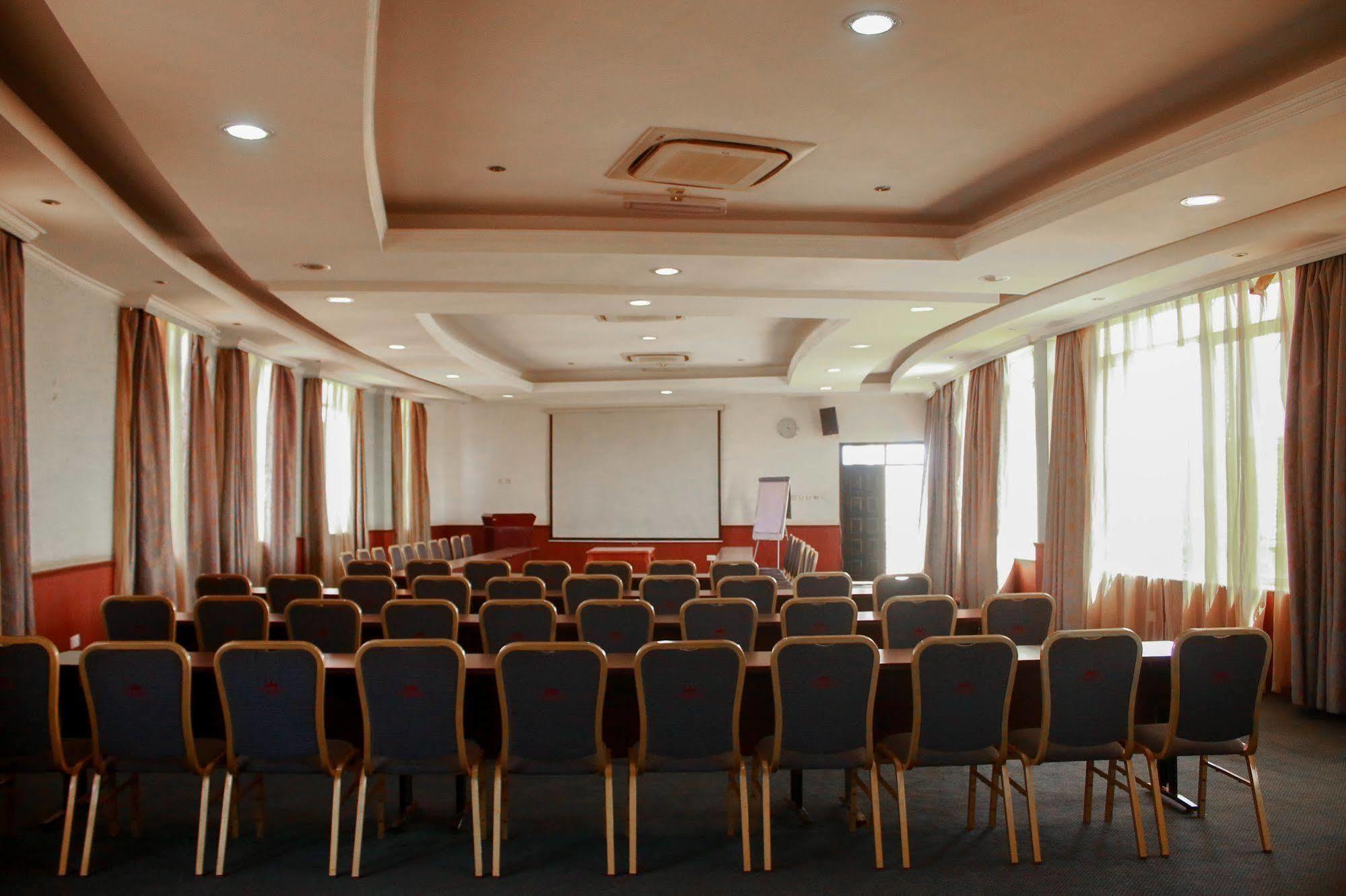 City Royal Resort Hotel Kyambogo  Luaran gambar